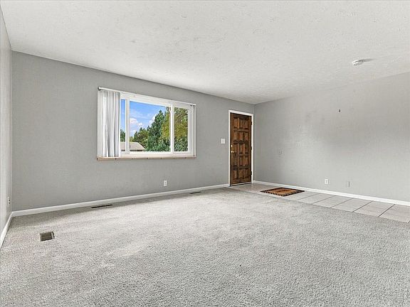 2nd image of 1053 Montview Rd
