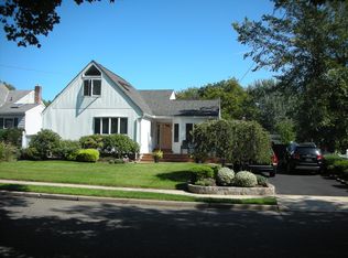 39 Gaylore Dr W, Amityville, NY 11701