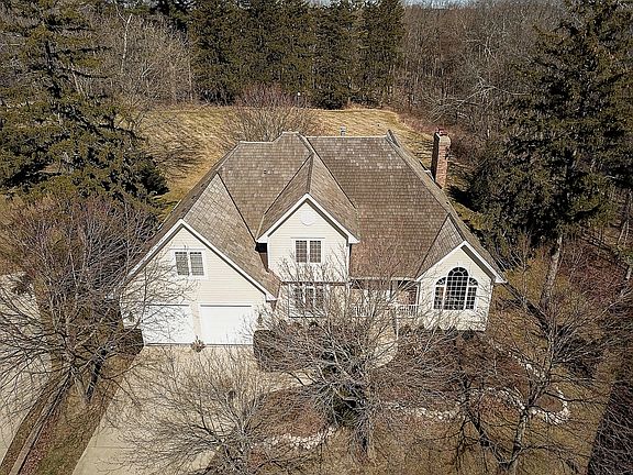 2nd image of 319 Carriage Hill Cir
