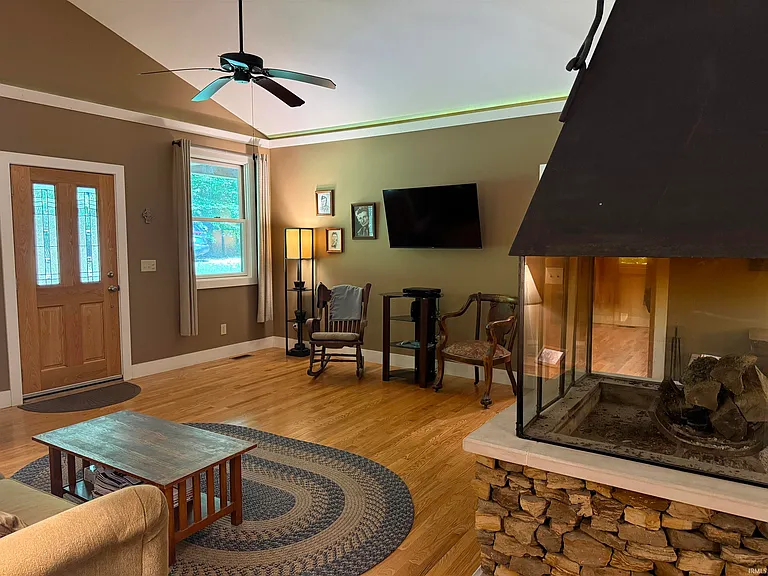 4666 N Pine Dr — Photo 2