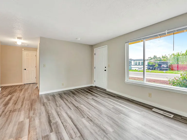 Savage / Ellis Duplex — Photo 12