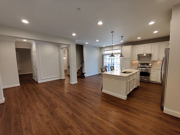3rd image of 3903 Chain Bridge Rd #1
