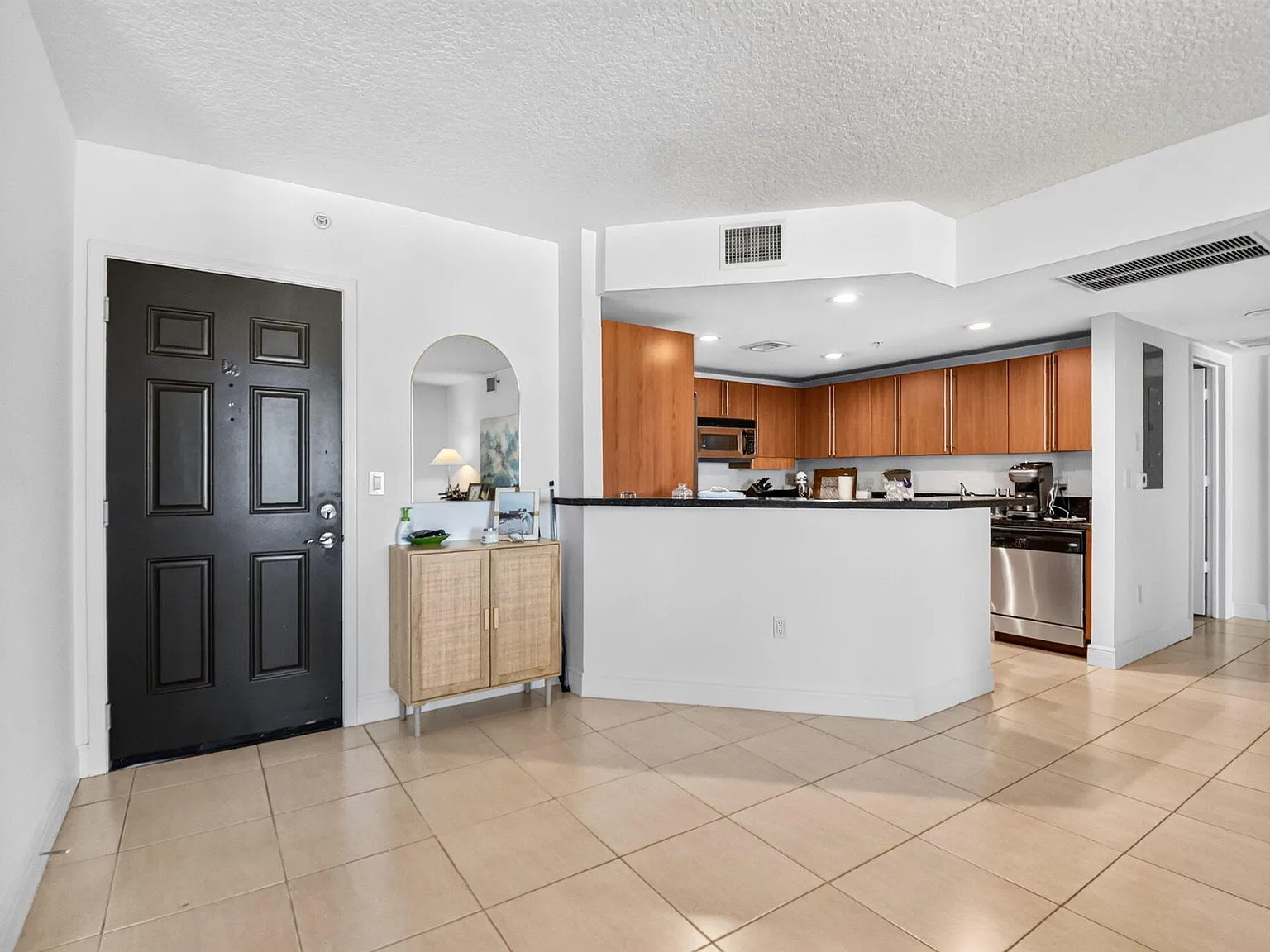 3 bed, 3.0 bath, 2033 sqft, $6,950 — Photo 4