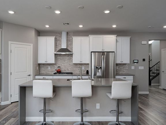 5th image of 905 Cherry Glen Pl