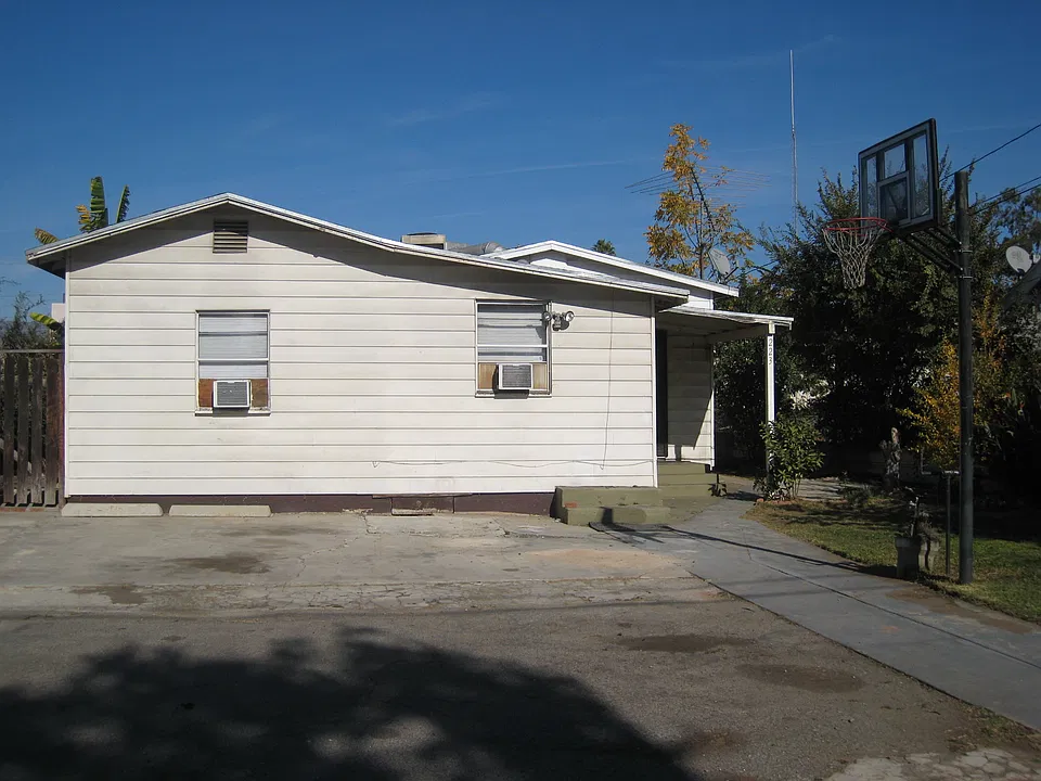 223 E Main St