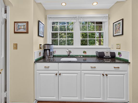 4th image of 444 Hidden Valley Ln