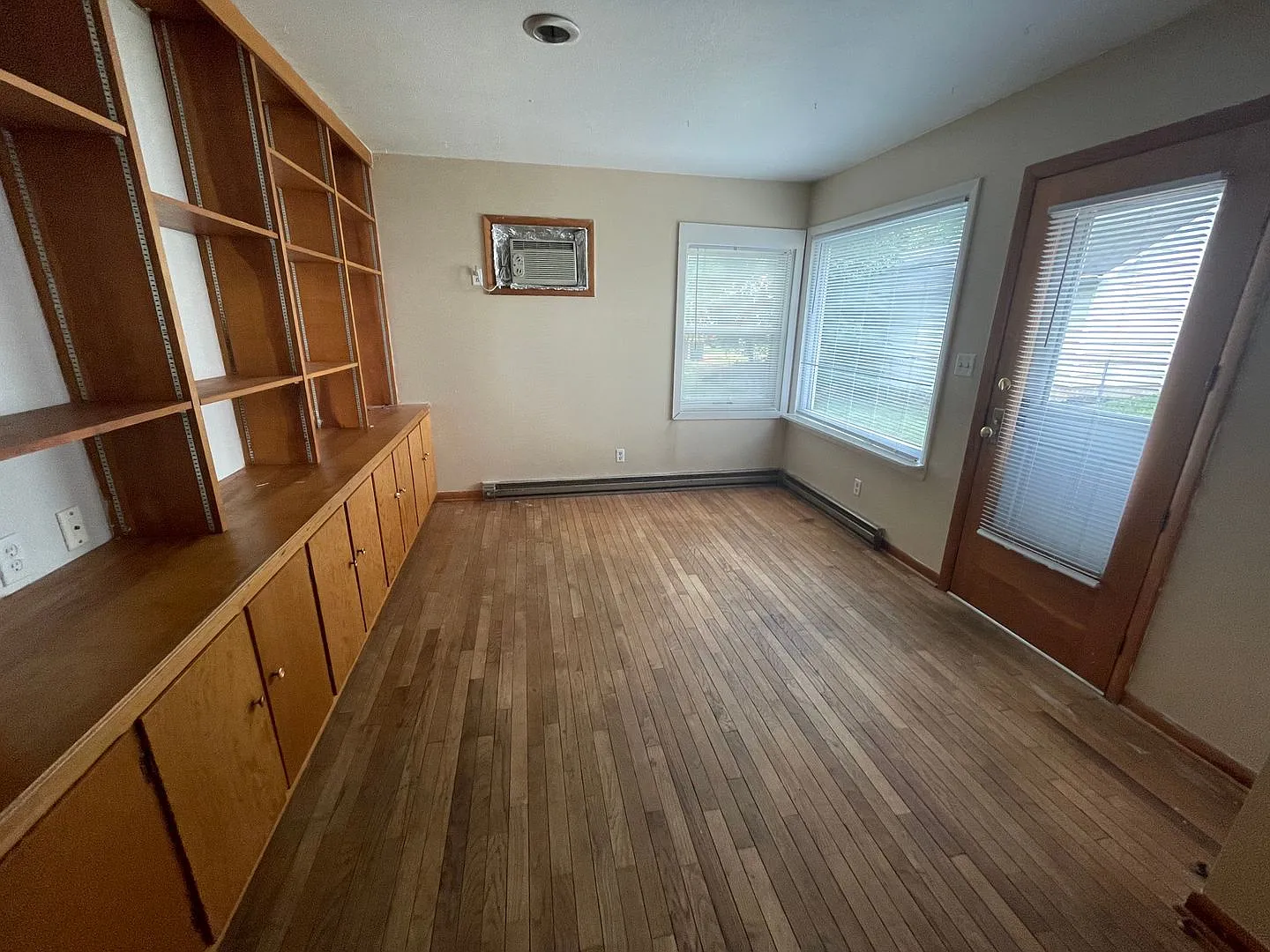 3 bedroom, 1 bathroom and detached garage! — Photo 4