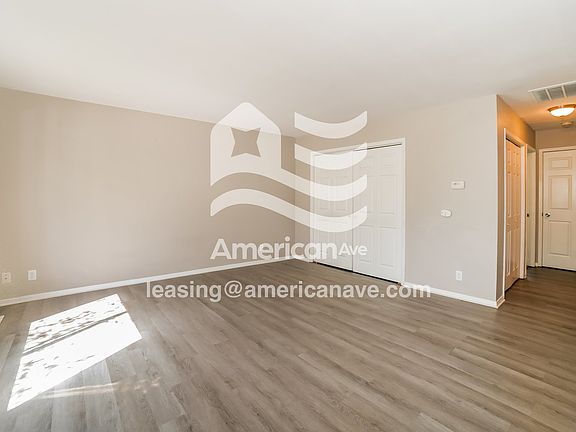 1296404_003_living_room_14011468.jpg