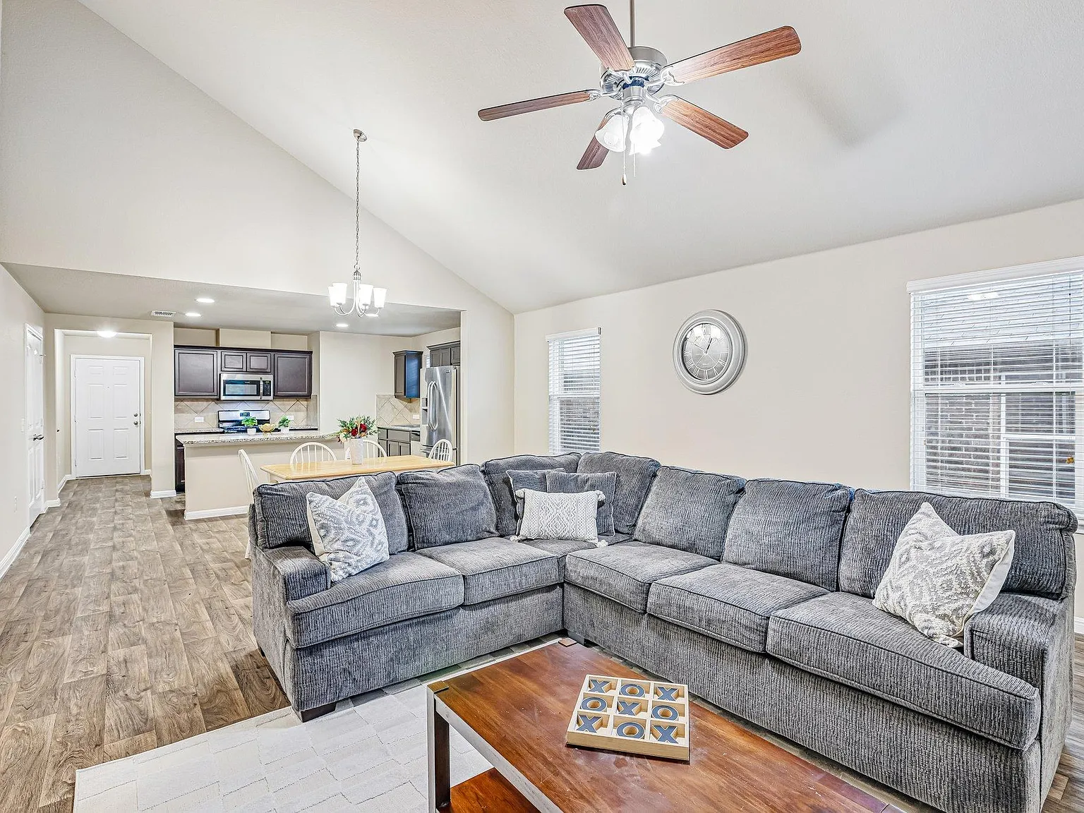 4 bed, 2.0 bath, 1908 sqft, $2,250 — Photo 2