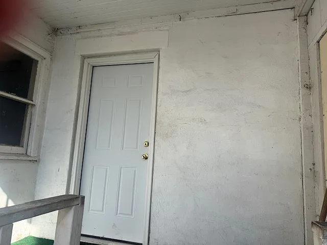 115 W Commercial St — Photo 1