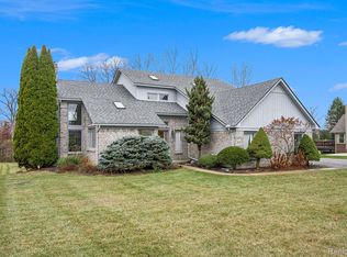 10048 Pembrooke Cir, South Lyon, MI