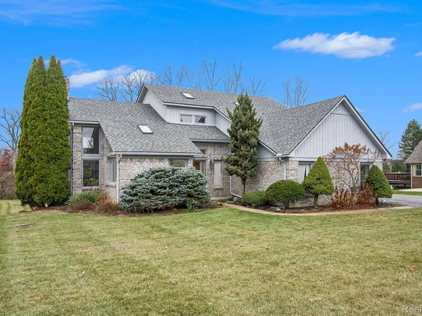 10048 Pembrooke Cir, South Lyon, MI 48178