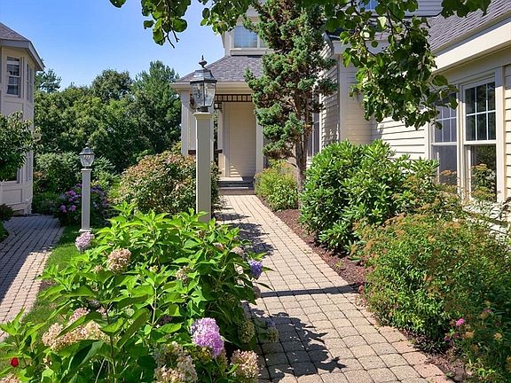 4th image of 69 Carriage Hill Cir
