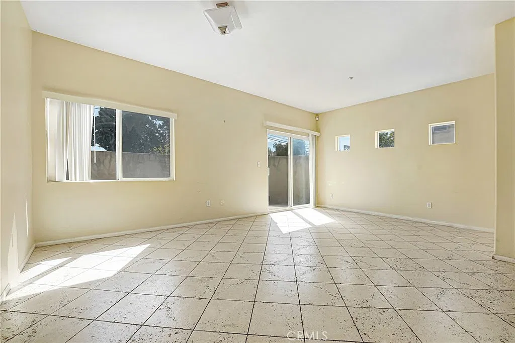 3 bed, 2.5 bath, 1440 sqft, $3,750 — Photo 3