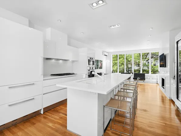 152 East 63rd Street image 2 of 22