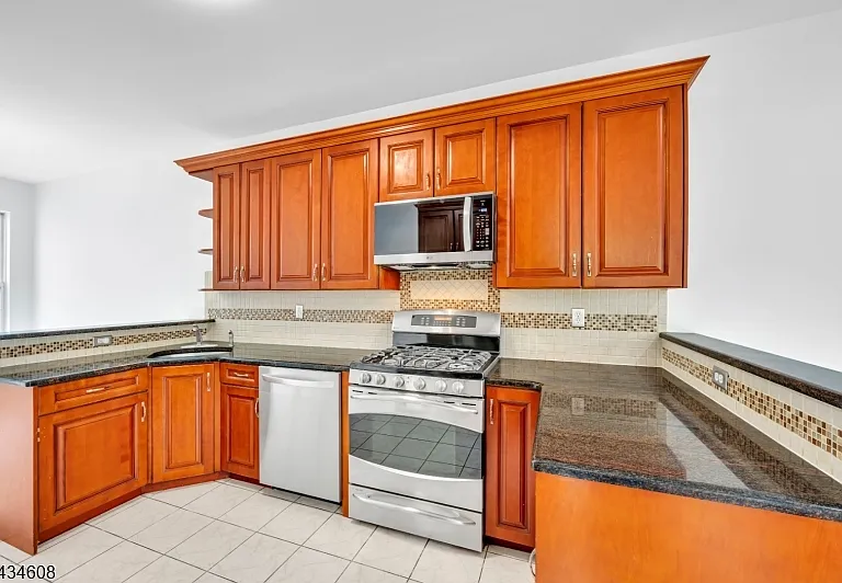 63 Albert Ct — Photo 4