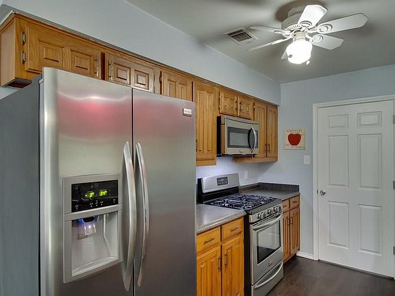 5th image of 1304 Phillips Dr