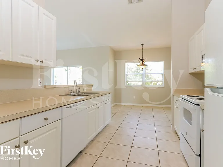 237 SW Ray Ave — Photo 7