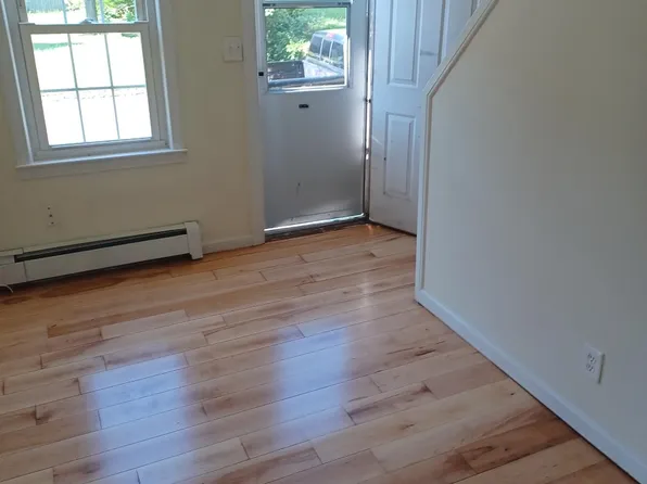 15 White St #15, Enfield, CT 06082