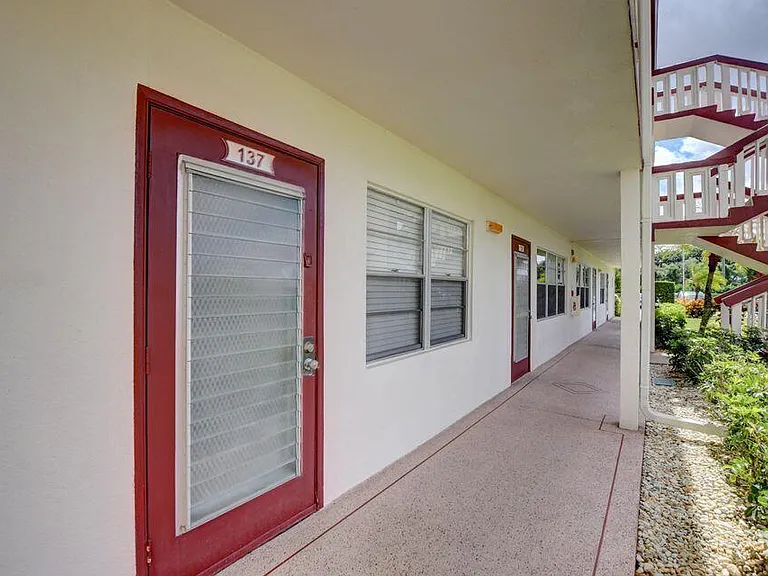 137 Fanshaw #D — Photo 6