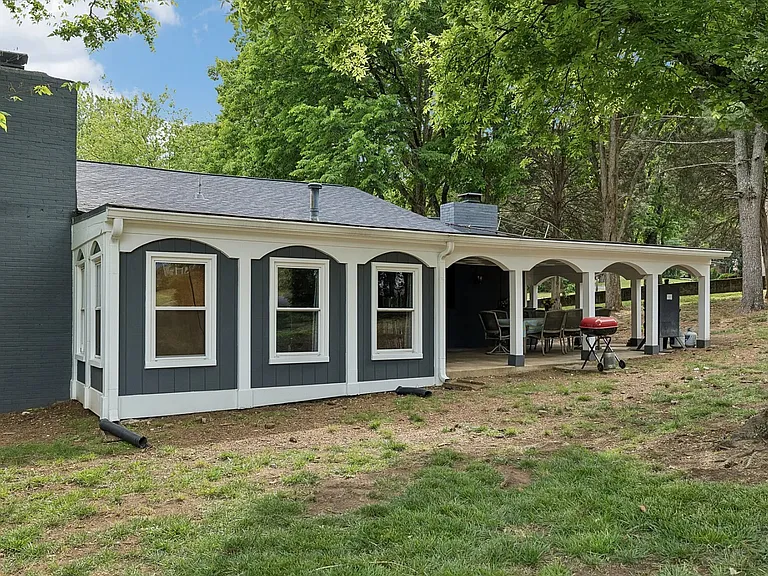 225 London Ln — Photo 25