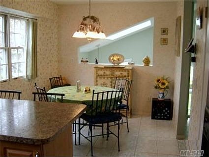 Breakfast nook Bright and cheery