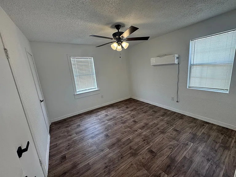 2404 W 9th St — Photo 6