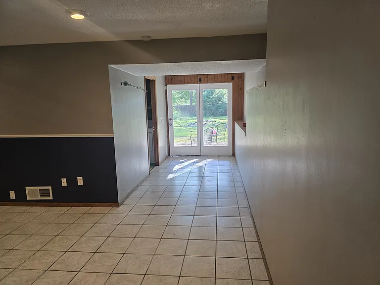 1043 Eastview Cir — Photo 19