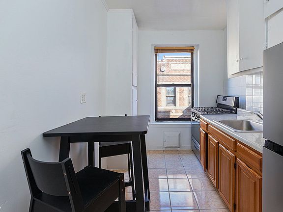 4th image of 828 Gerard Ave #5