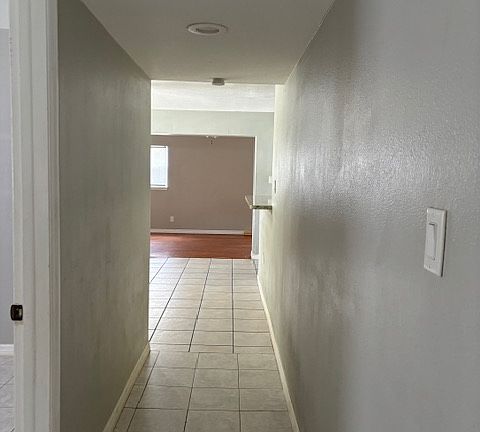 5th image of 933 Poinsettia Dr