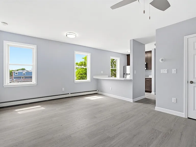 250-252 Main St #3R — Photo 8