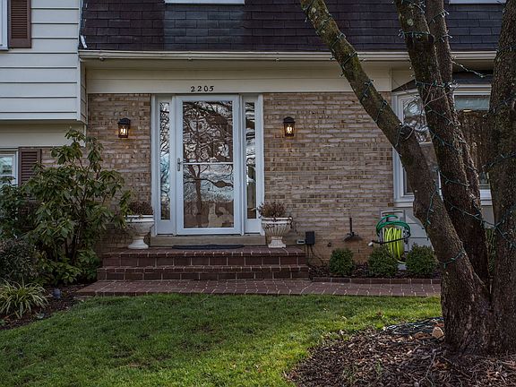 5th image of 2205 Loch Lomond Dr