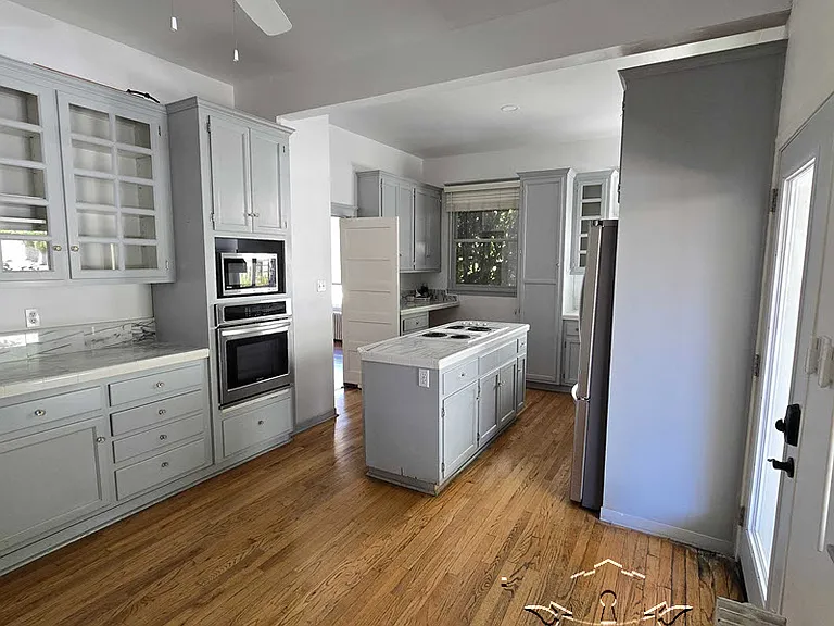 210 N Auburn St — Photo 14