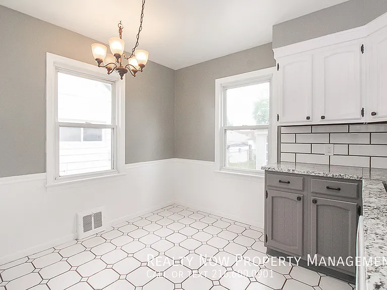 11912 Derby Ave — Photo 4