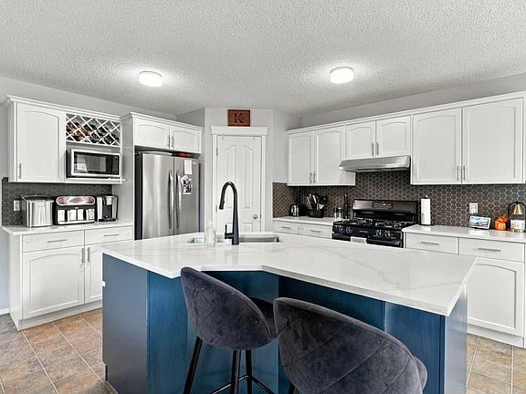 2nd image of 27 E Chapman Clos SE