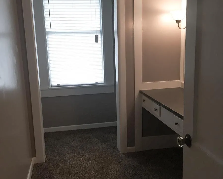 dressing area/closet view 1