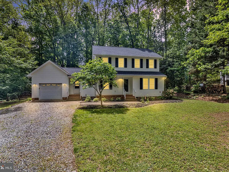 583 Norwich Dr — Photo 2