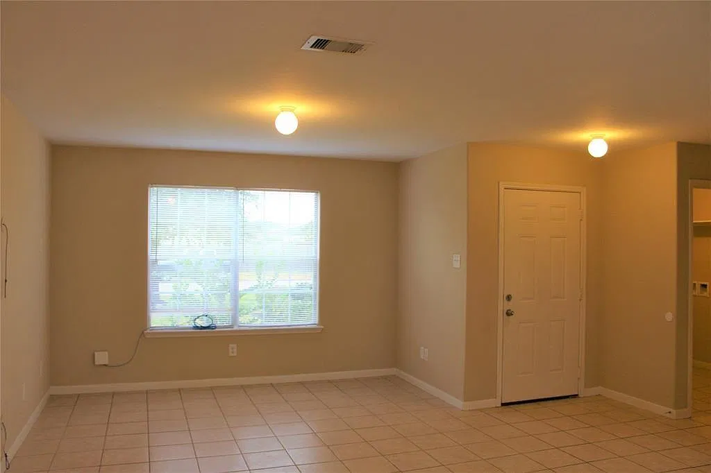 3 bed, 2.0 bath, 1123 sqft, $1,595 — Photo 3