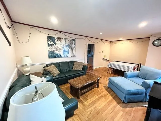 4 bed, 2.0 bath, 979 sqft, $3,000 — Photo 4