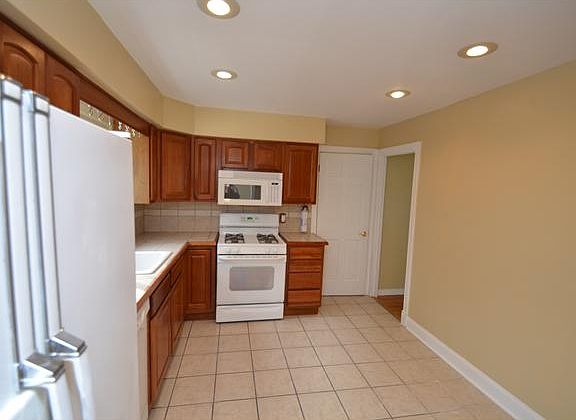 5th image of 121 Hilldale Ct