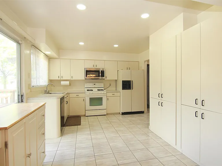 5590 Greenbriar Dr — Photo 12