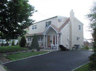 25 Riverside Ave, Massapequa, NY 11758