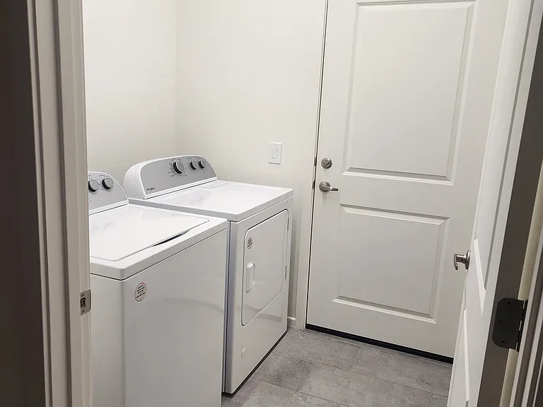 433 S Meadowood Ln — Photo 2