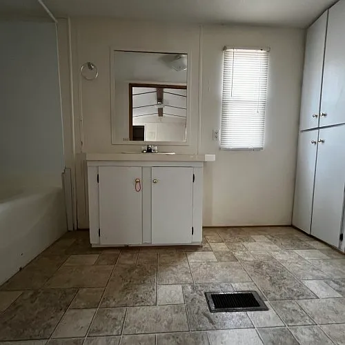Studio, $999 — Photo 4
