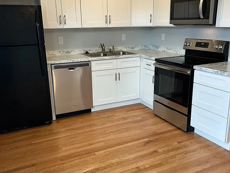 1677 Meyer Dr — Photo 2