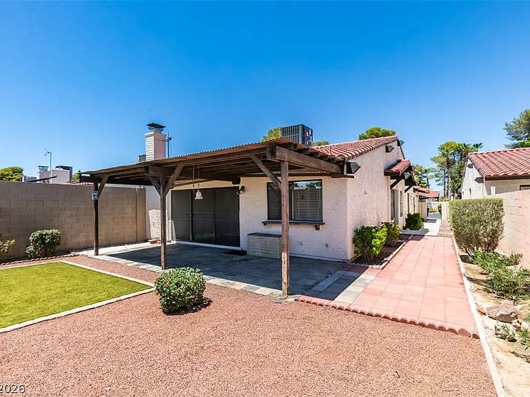 2587 Swan Ln — Photo 32