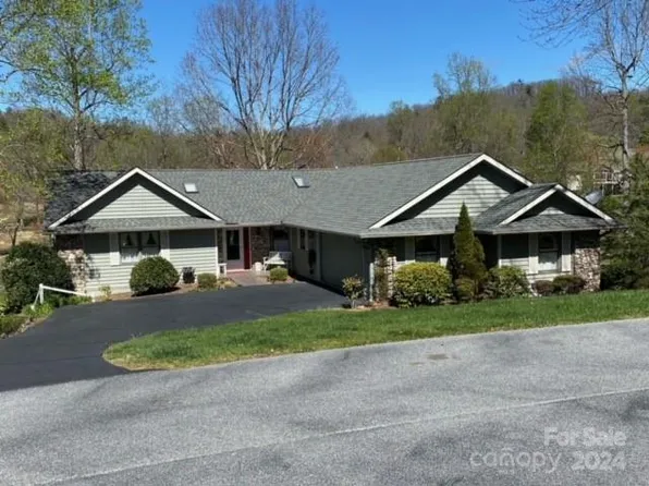 1440 Mountain Meadow Dr, Hendersonville, NC 28739