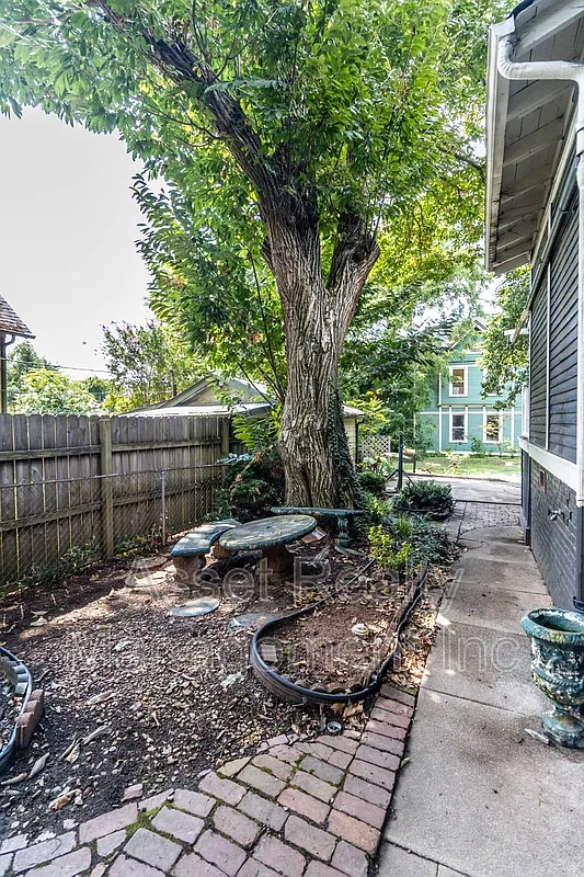 2 bed, 1.0 bath, 957 sqft, $1,195 — Photo 4