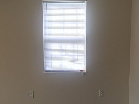 4th image of 3502 Hedge Dr NE