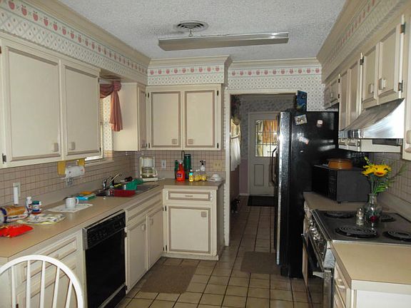 2nd image of 716 Crestview Dr